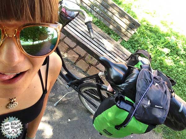 Fahrradweltreise - 2 Bikes 1 World - Two Bikes One World - Anja mit dem Fahrrad und Packtaschen