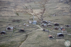 Eine surreale Landschaft mit verlassenen Dörfern